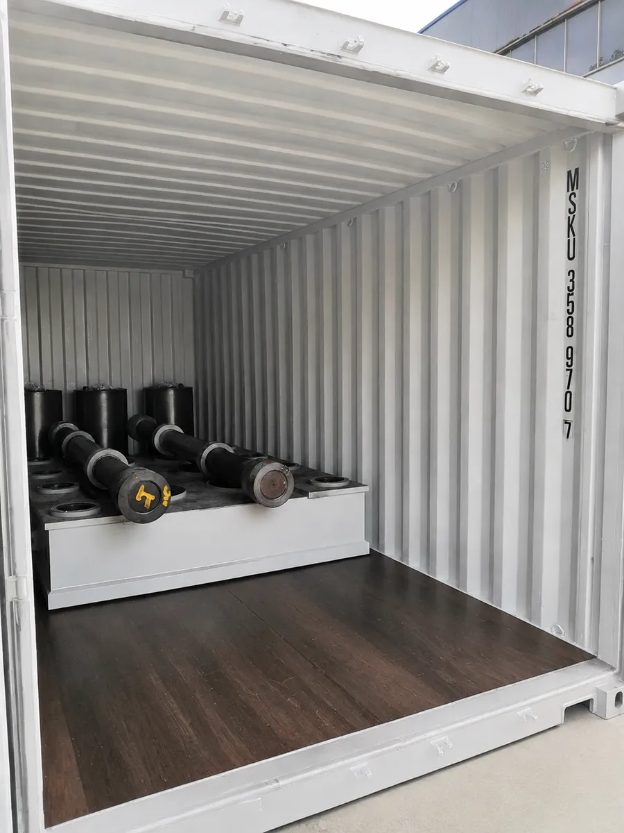 Hydraulic cylinders packed in a container